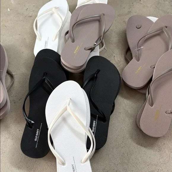 13 pairs old navy flip flops - Picture 3 of 4